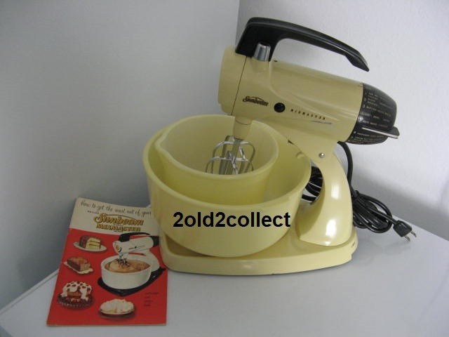 Vtg Sunbeam Mixmaster 12 pastel Yellow & 2 pastel yellow bowls Works 1950s HTF