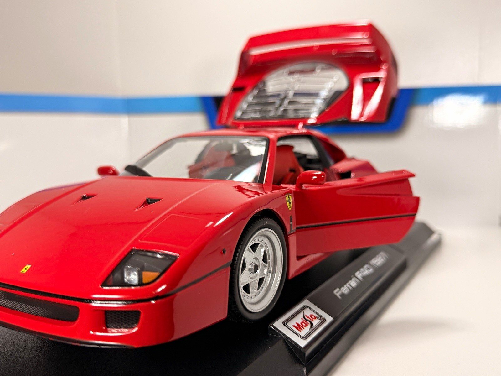Maisto Ferrari F40 1987 Collectible Diecast Model Car 1:18