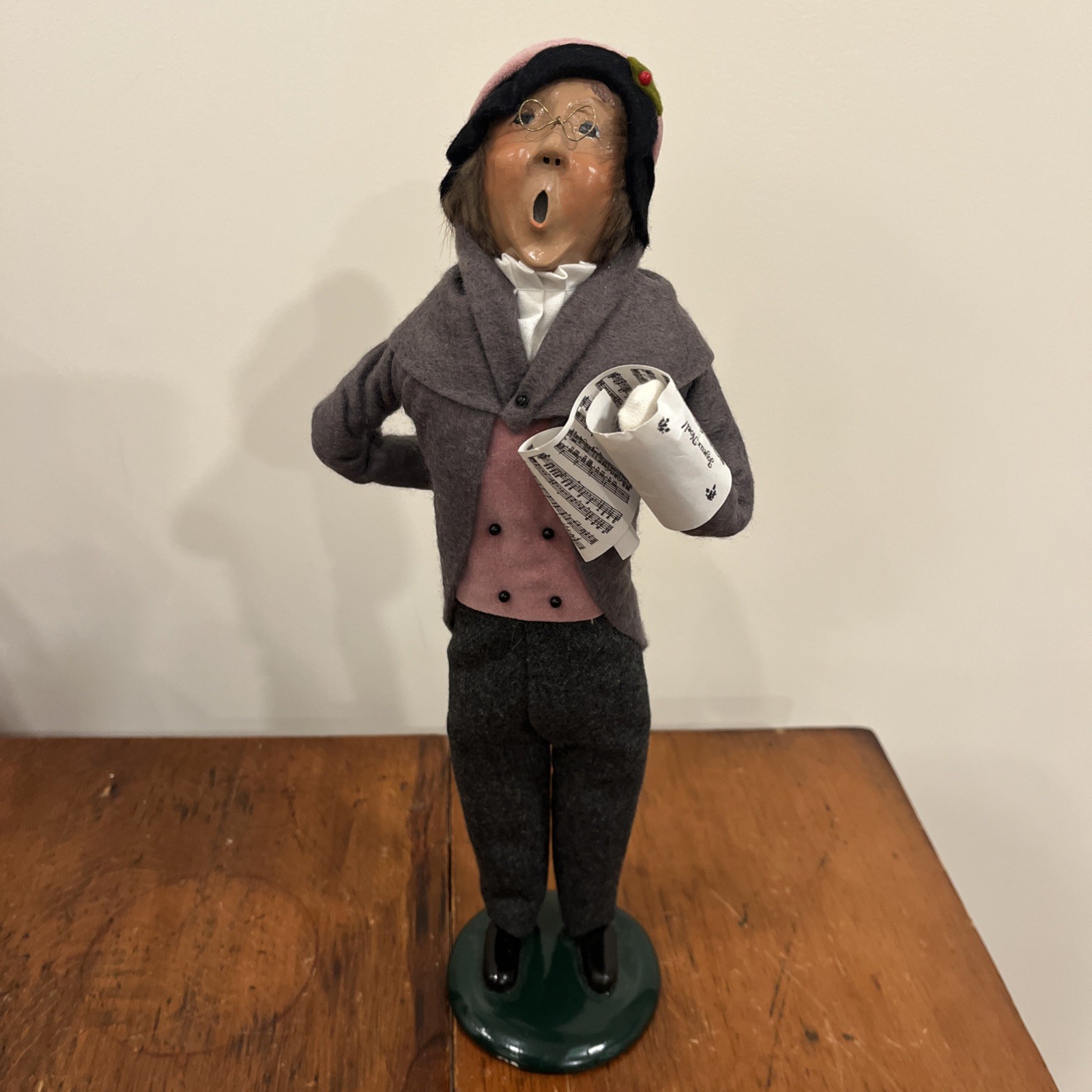 1992 BYERS CHOICE CHRISTMAS CAROLER Brown Hair Man Glasses Pink Suit Outfit
