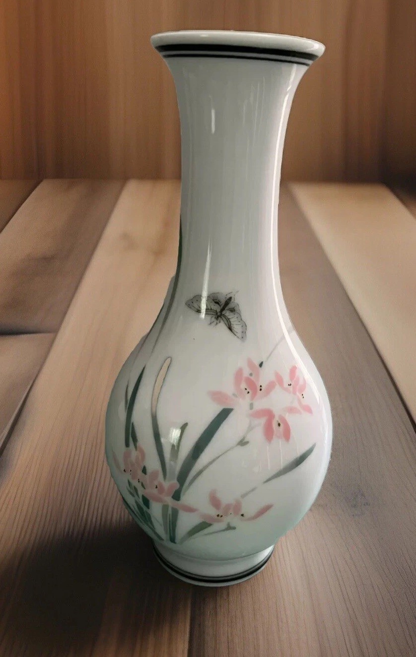 VTG Elegant Liling Kiln Fine Porcelain Bud Vase Hand Painted Butterfly Rare