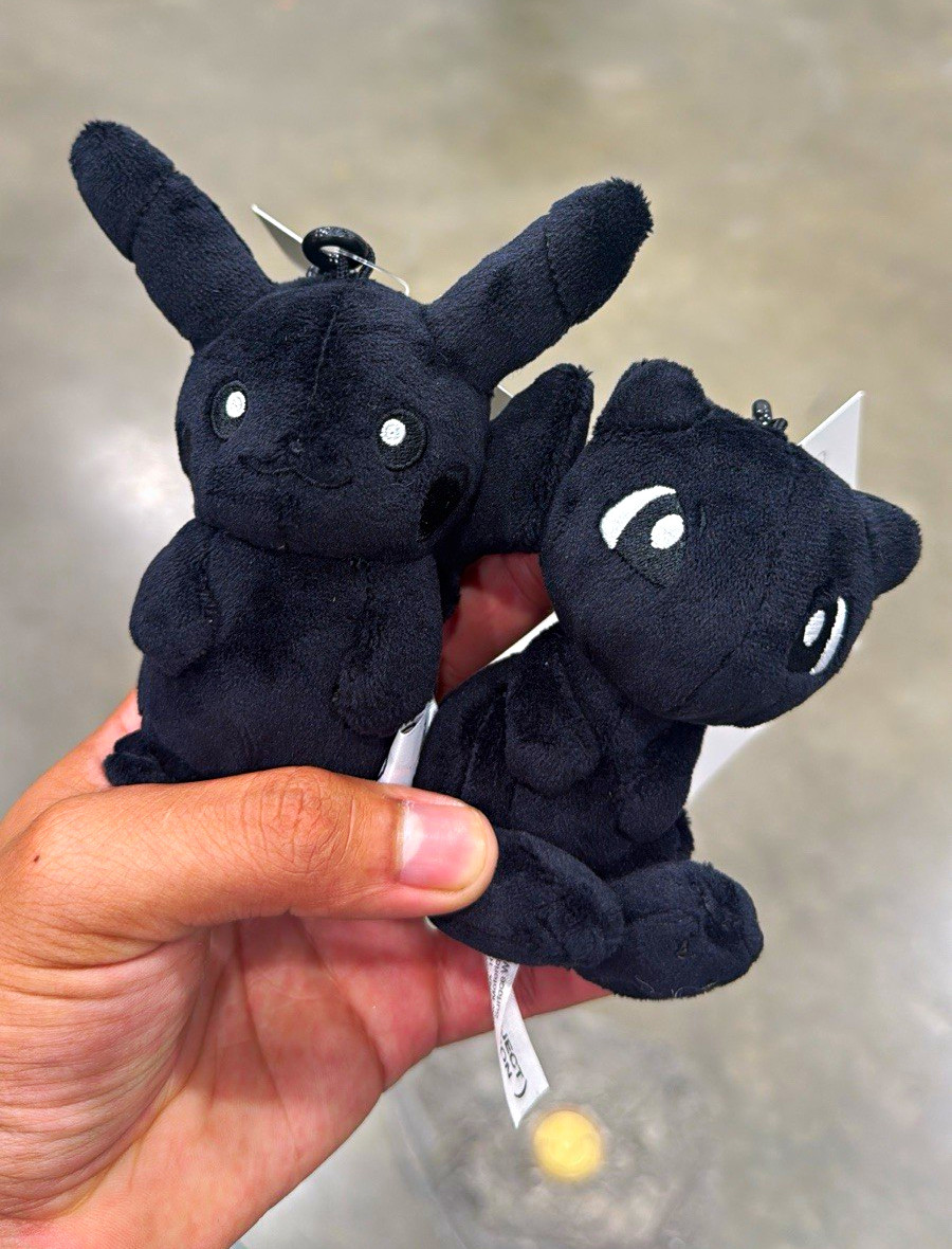 Complex con 2026 Pokemon x fragment design black pikachu and mew keychain