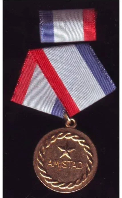 RARE VINTAGE CUBAN ORDER AMISTAD REVOLUTION REPUBLIC AWARD FIDEL CASTRO COLLECT
