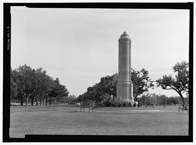 Photo:Biloxi Mississippi 2006 Biloxi National Cemetery Memorial Avenue