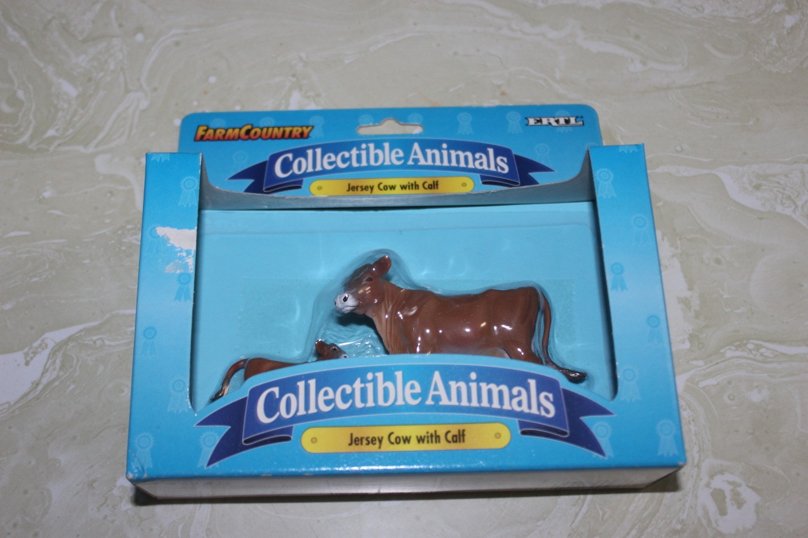1997 ERTL FARM COUNTRY COLLECTIBLE ANIMALS JERSEY COW WITH CALF