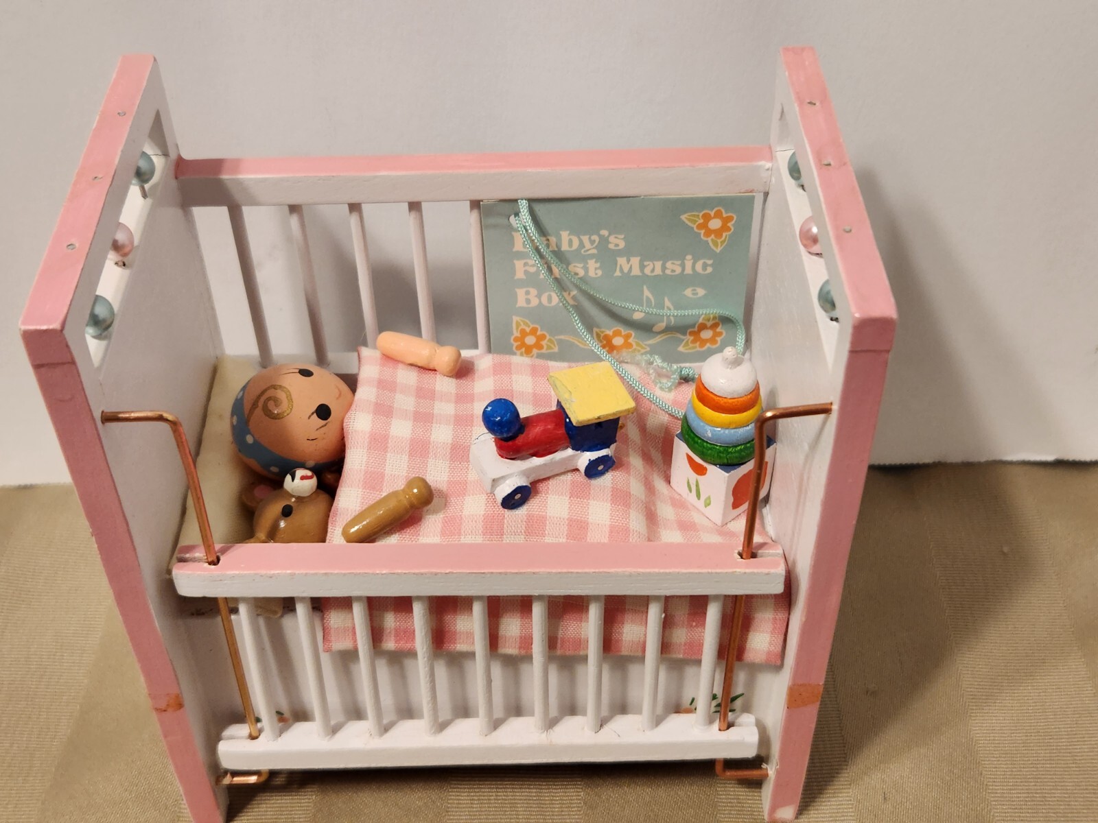 VERY RARE VINTAGE 1985 ENESCO ALL WOOD BABY IN CRIB MUSIC BOX \