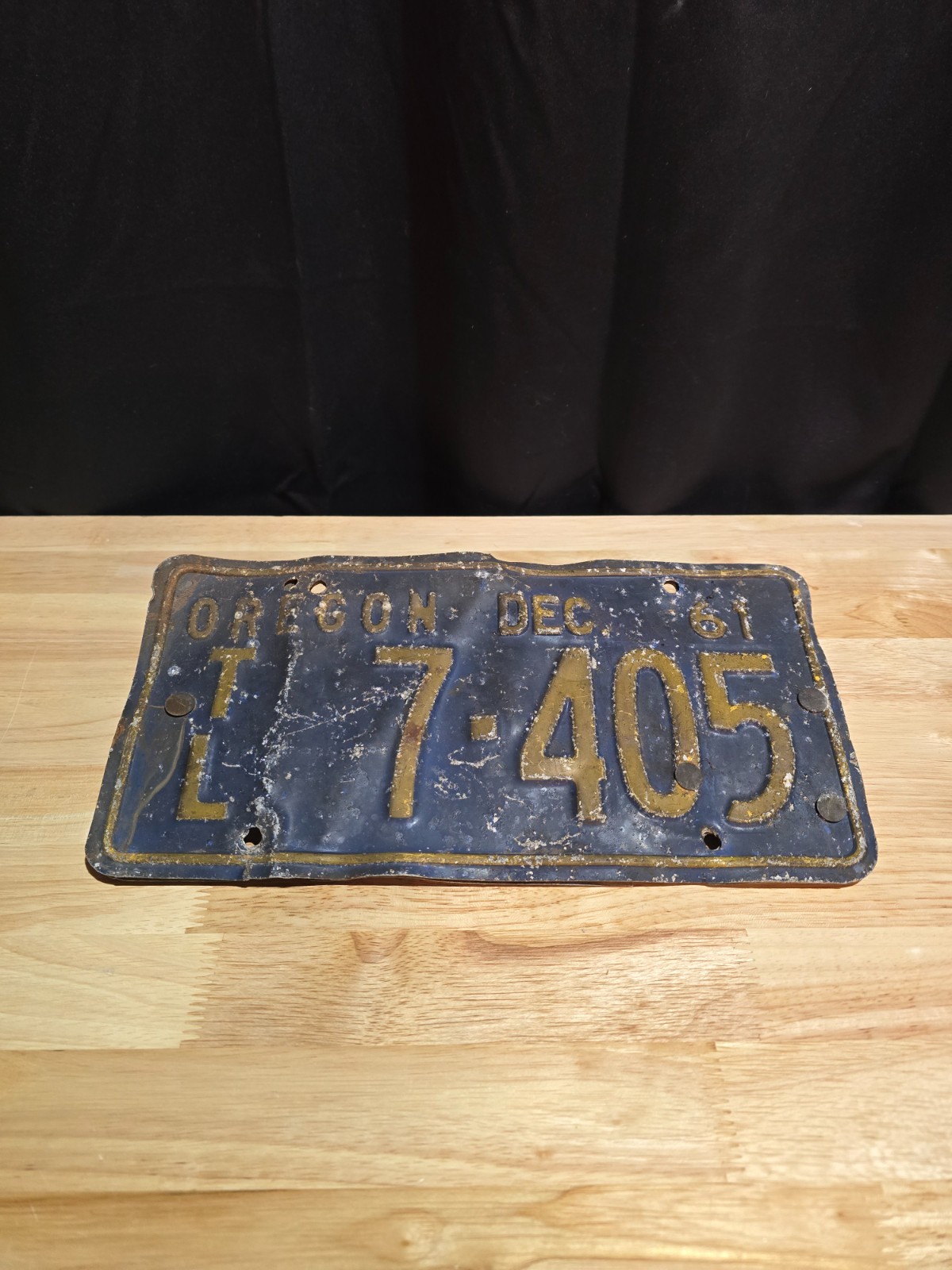 Vintage Oregon License Plates (Two Stuck Together) – Blue/Yellow – DEC 31 – Rust