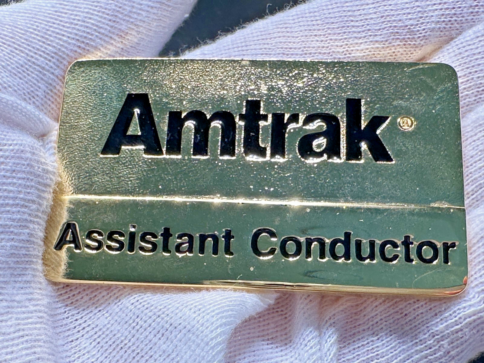 AMTRAK ASSISTANT CONDUCTOR SHINY GOLD TONE UNIFORM BADGE PIN H723
