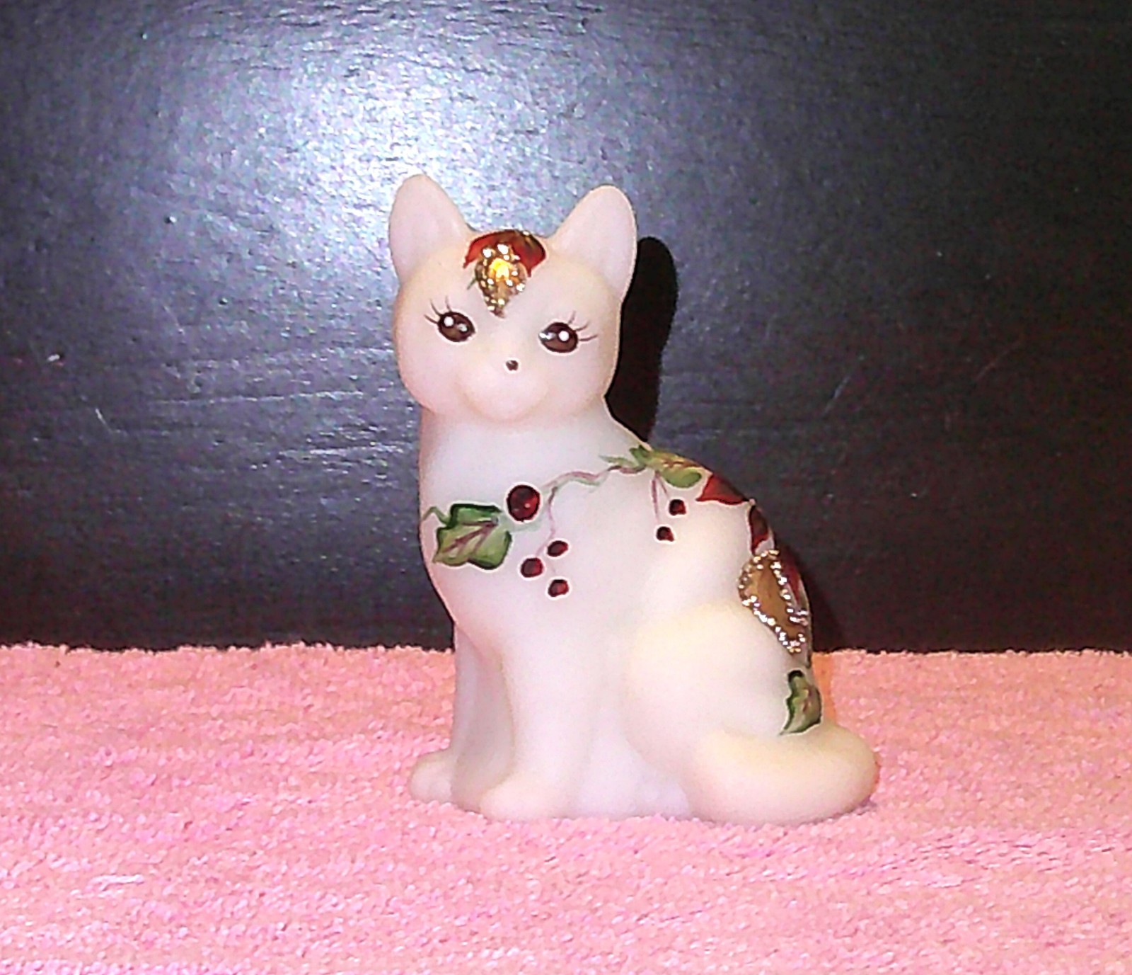 VINTAGE FENTON 5165-P7 SATIN POINSETTIA GLOW HAND PAINTED SITTING CAT  1996