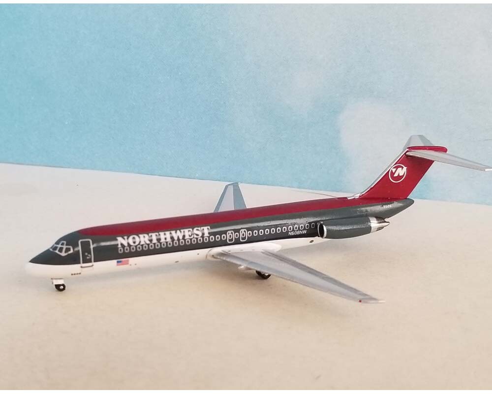 Aeroclassics AC411324 Northwest Airlines DC-9-32 N608NW Diecast 1/400 Jet Model