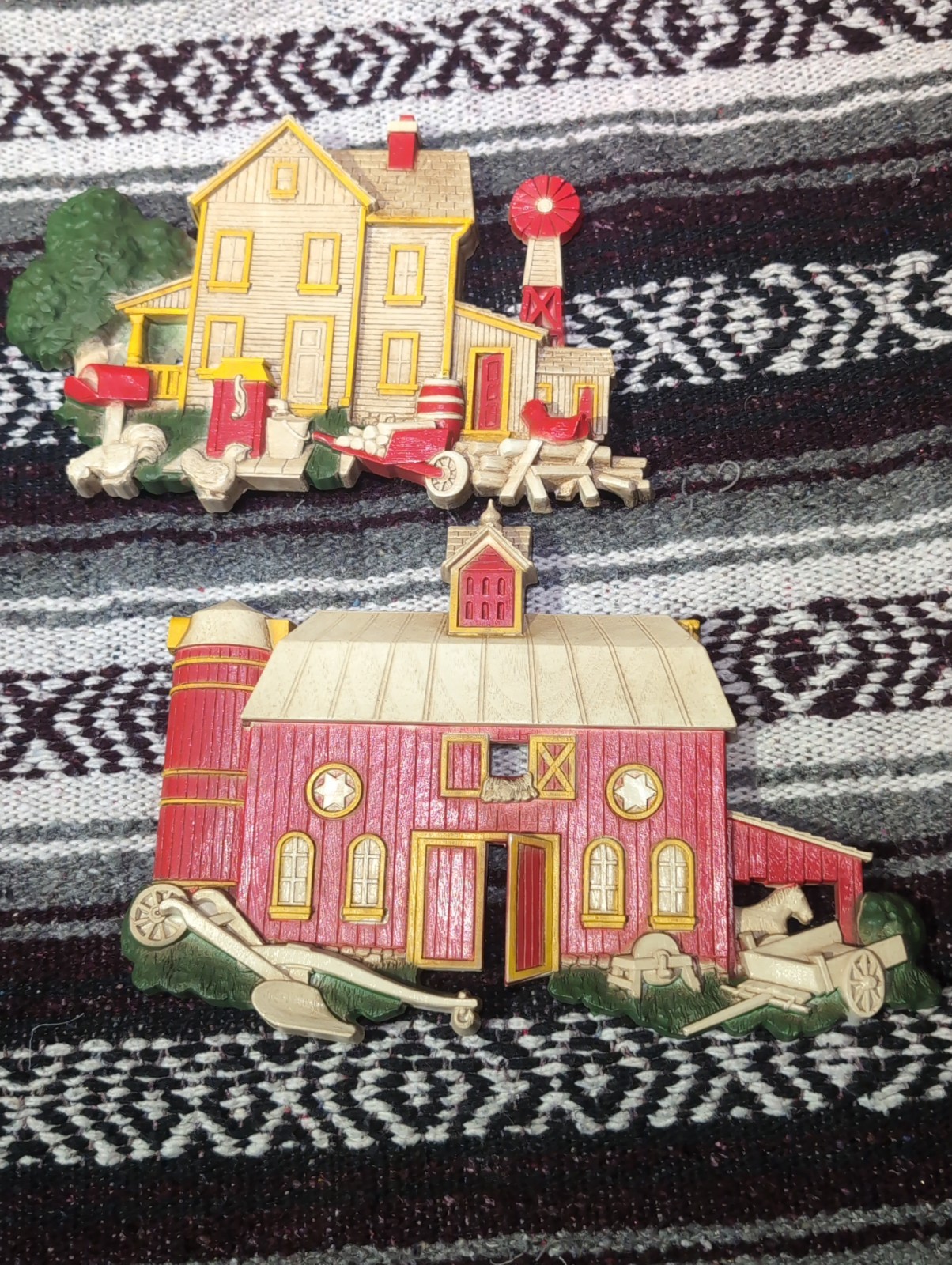 Vintage 1975 HOMCO Plastic Wall Plaques Red Barn & Farmhouse Set of 2 Style 7369