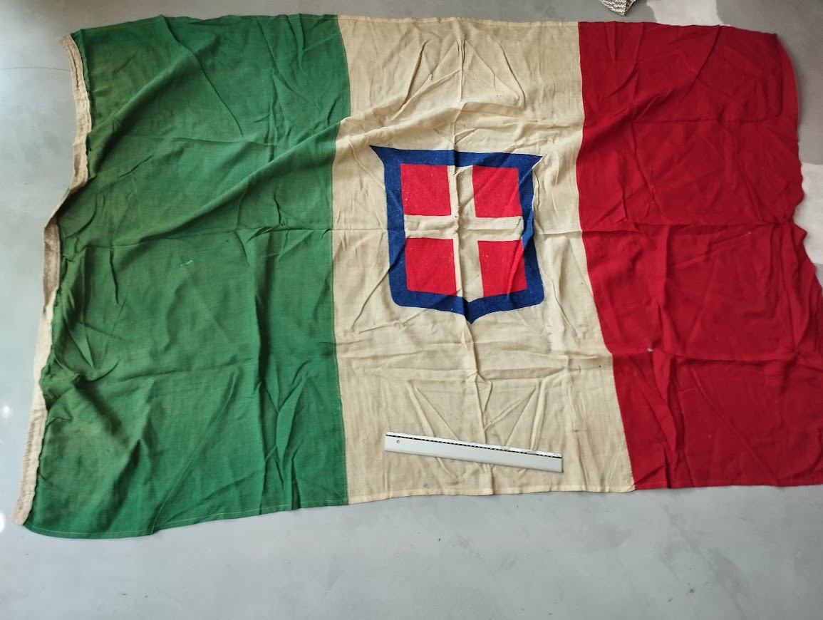 Very large woolen authentic kingdom of Italy flag, embroidered emblem 