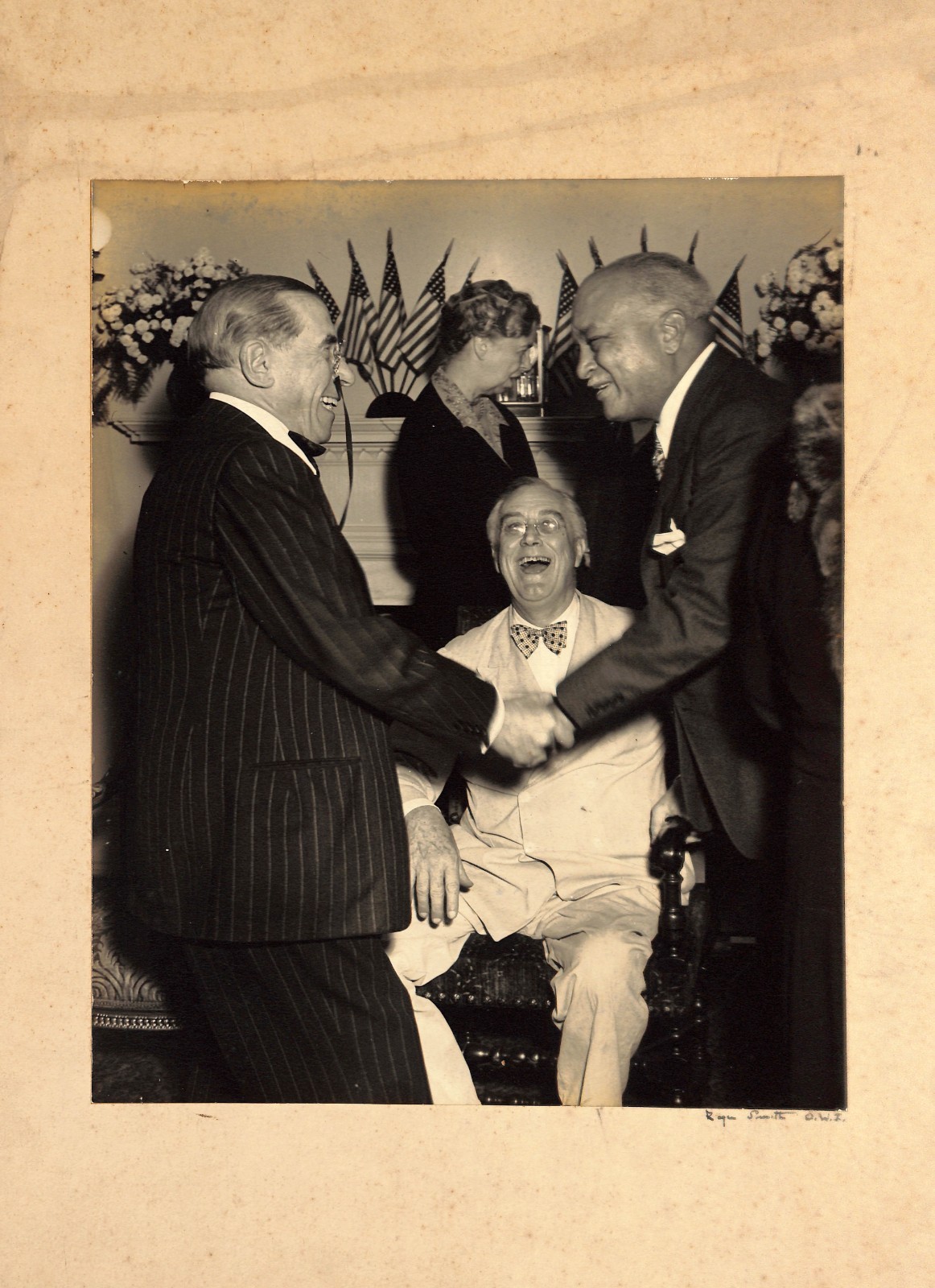 Franklin D Roosevelt FDR Roger Smith OWI 10x12.25 Photo 15x20 Mount WWII