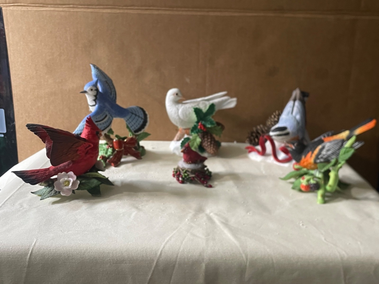 BEAUTIFUL SET OF 5 CHRISTMAS BIRDS PORCELAIN