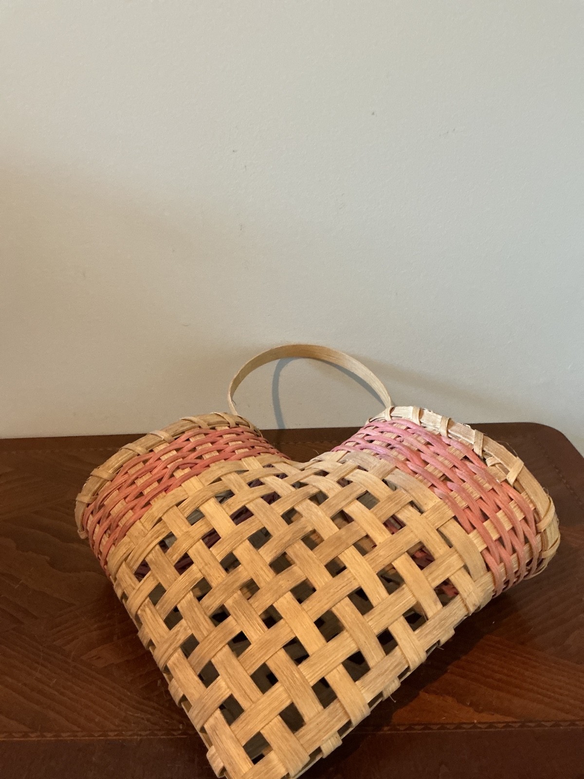 Overview This charming vintage heart-shaped woven splint basket features 