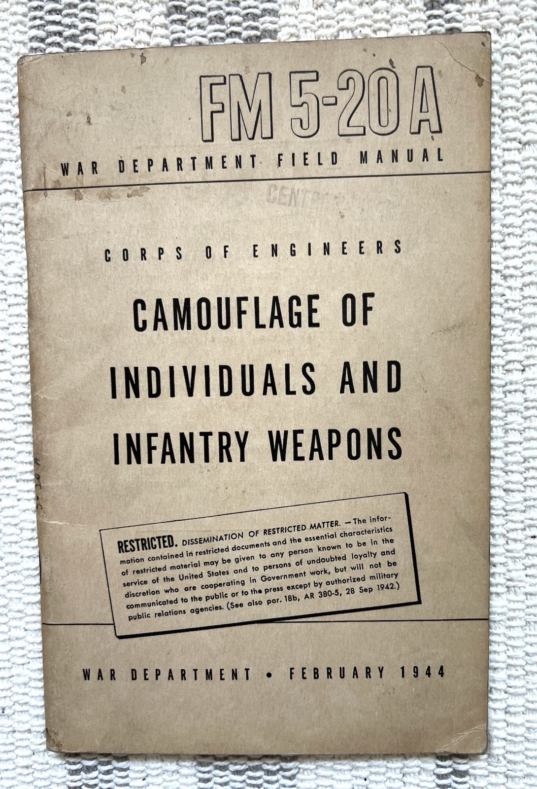 VINTAGE WW2 (1944) WAR DEPT FIELD MANUAL CAMO OF INDIVIDUALS & INFANTRY WEAPONS