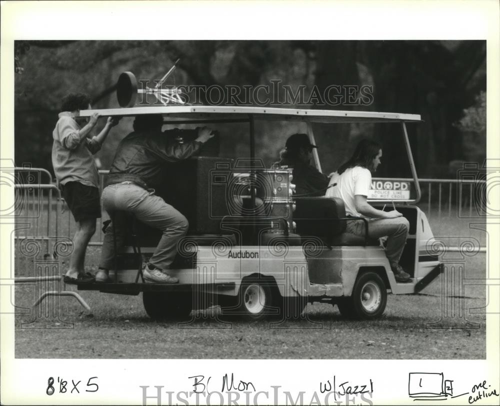 1993 Press Photo New Orleans Jazz Festival - Jazz Search equipment brought in.