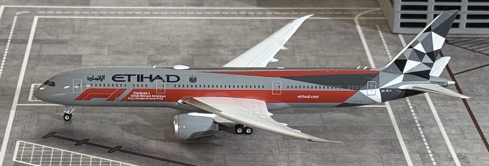 Phoenix Models ETIHAD AIRWAYS 787-9 Dreamliner Formula 1 color A6-BLV