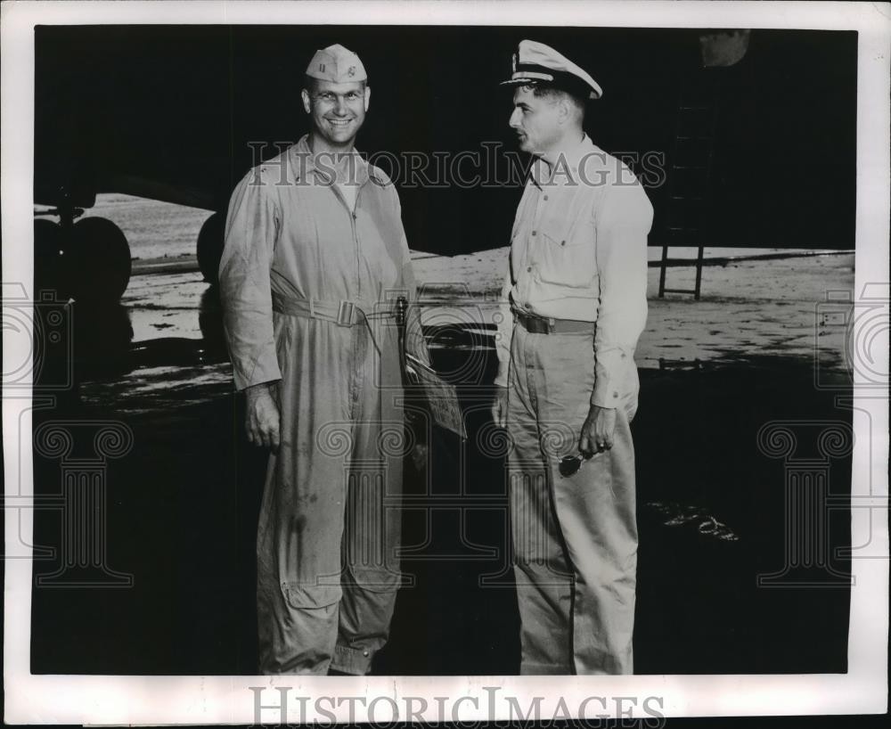 1955 Press Photo Cmdr. J.C. Young greets airman Lt. J.E. Carlitz, Baltimore MD