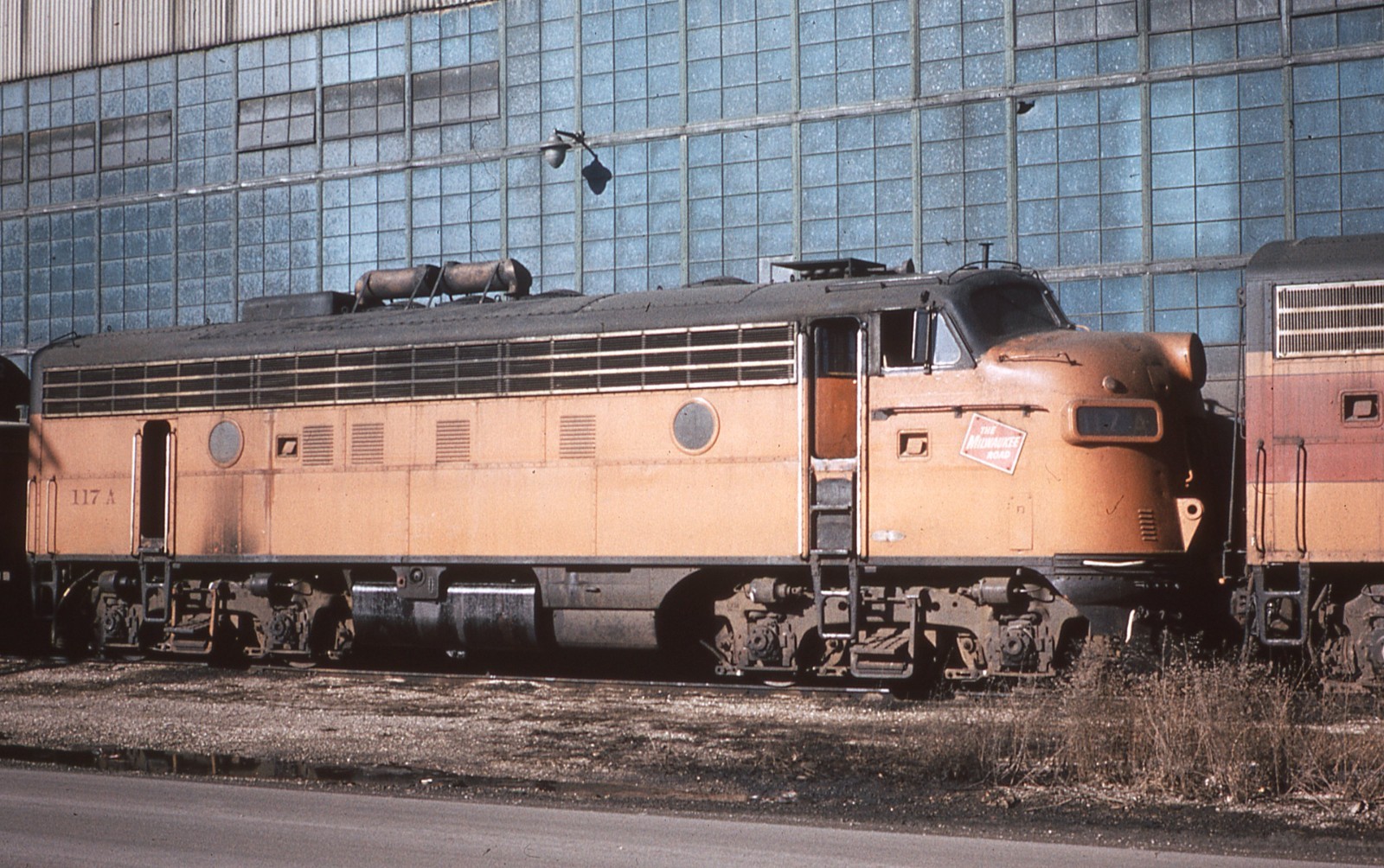 JJ DUPLICATE SLIDE MILW MILWAUKEE ROAD F7A #117A - BENSENVILLE IL