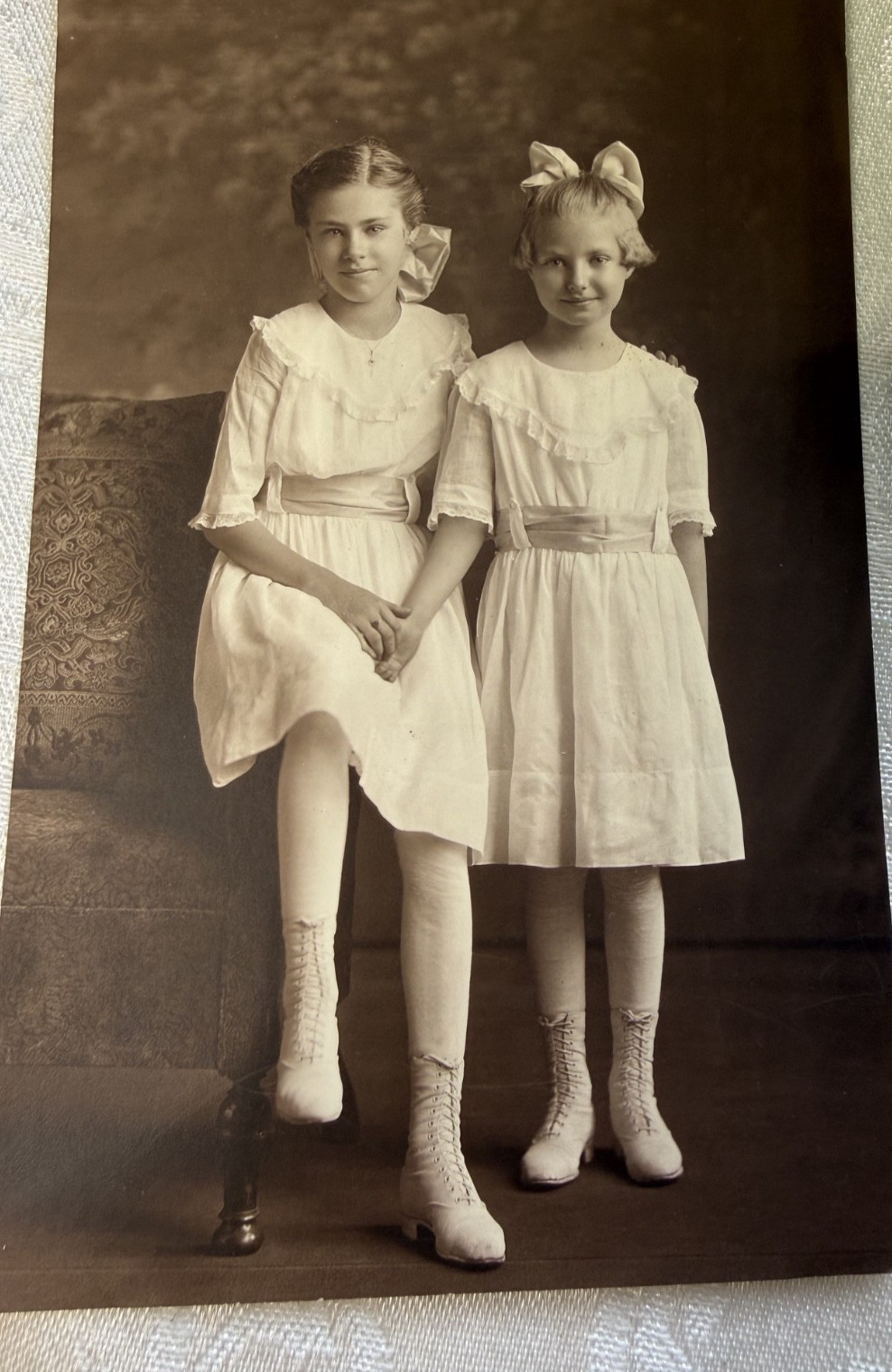 victorian photo of sisters holding hands early 1900s
