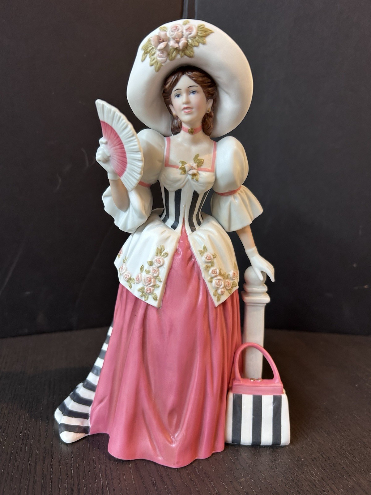 1994 AVON Mrs. Albee Award Collector\'s Porcelain Figurine New in Original Box