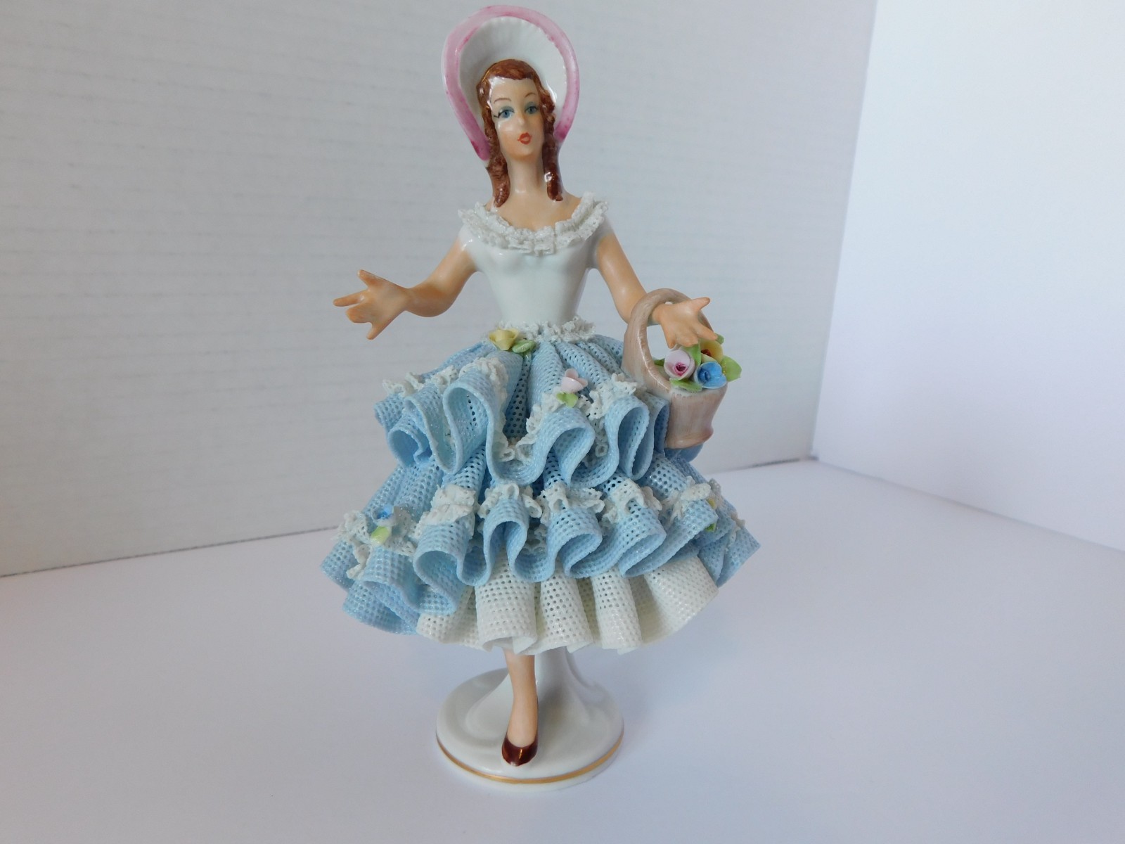 STUNNING VINTAGE DRESDEN FIGURINE PORCELAIN LACE LADY - SANDIZELL GERMANY