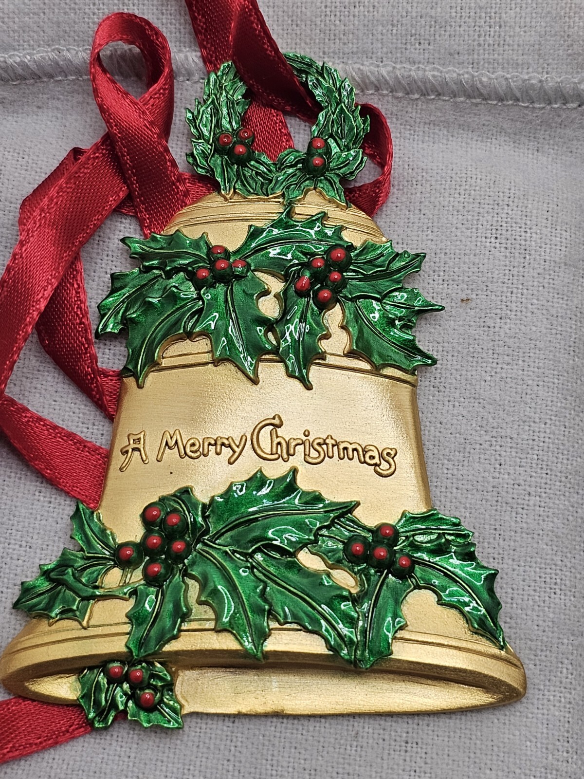 Metropolitan Museum of Art MMA Bell with Holly Ornament 2004 (S6)