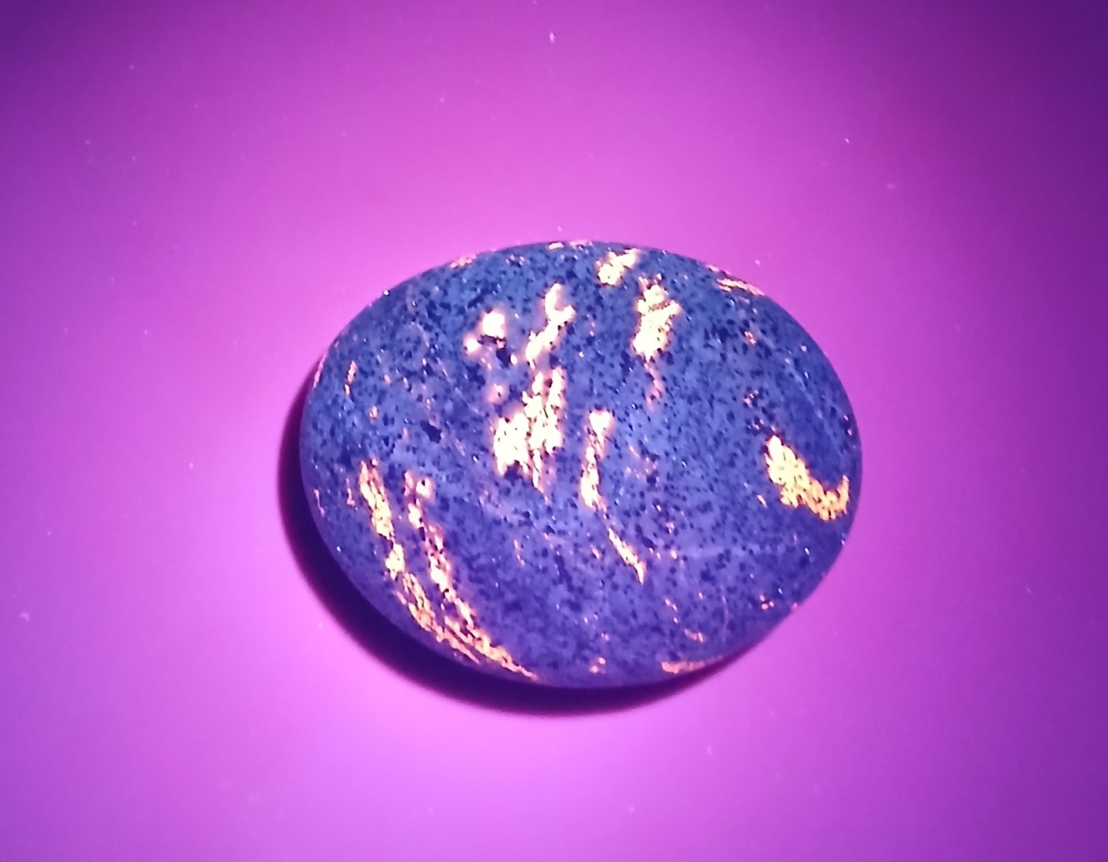 Fluorescent Sodalite (Yooperlite)  A Bright 2.4 oz Lake Superior Yooperlite 