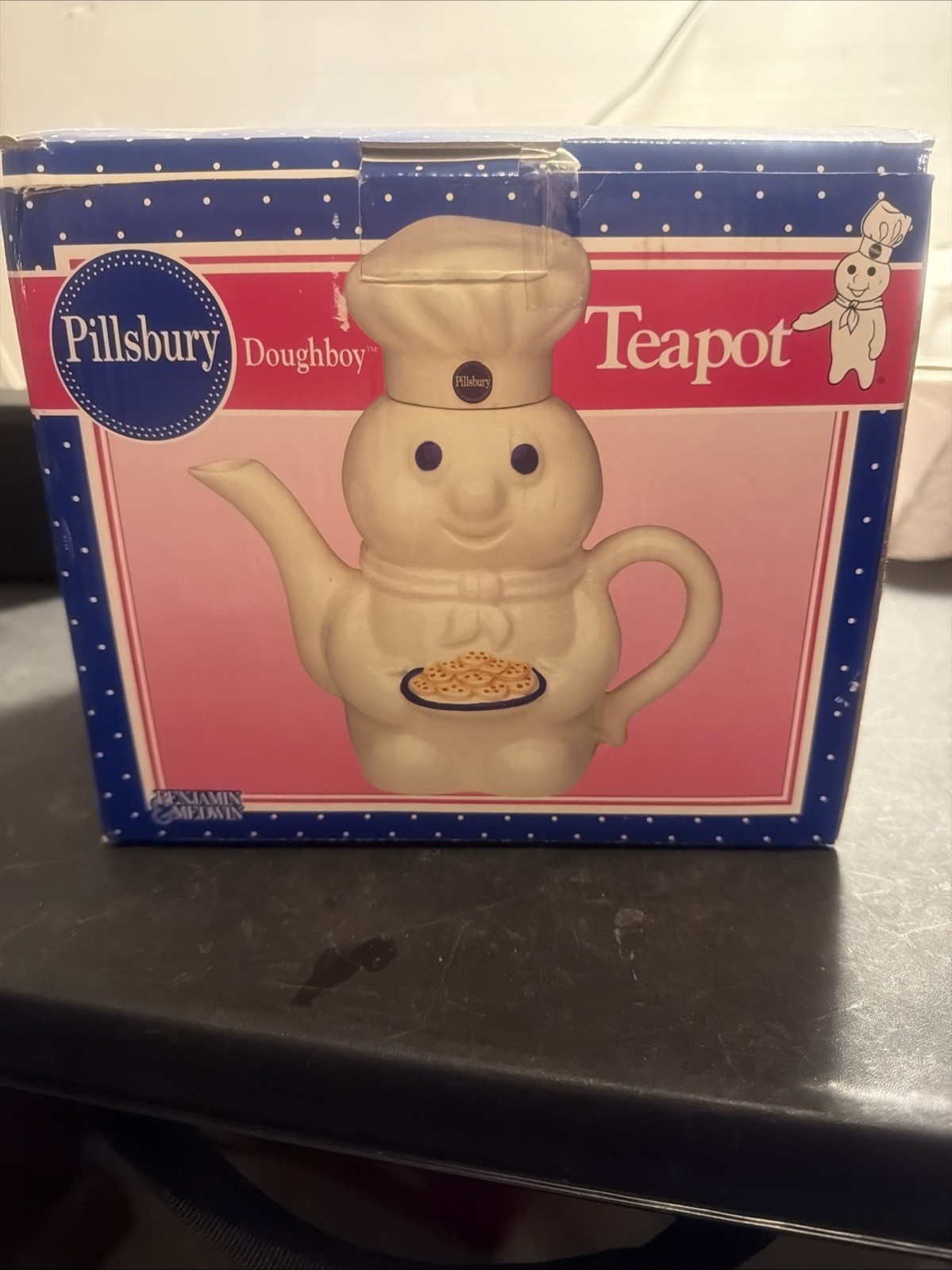 1998 Benjamin & Medwin Pillsbury Doughboy TEAPOT Holding Cookie Plate Unused