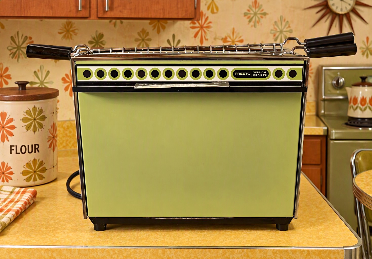 Vintage 1970s Presto Avacado Green Electric Vertical Steak Broiler MCM Made USA