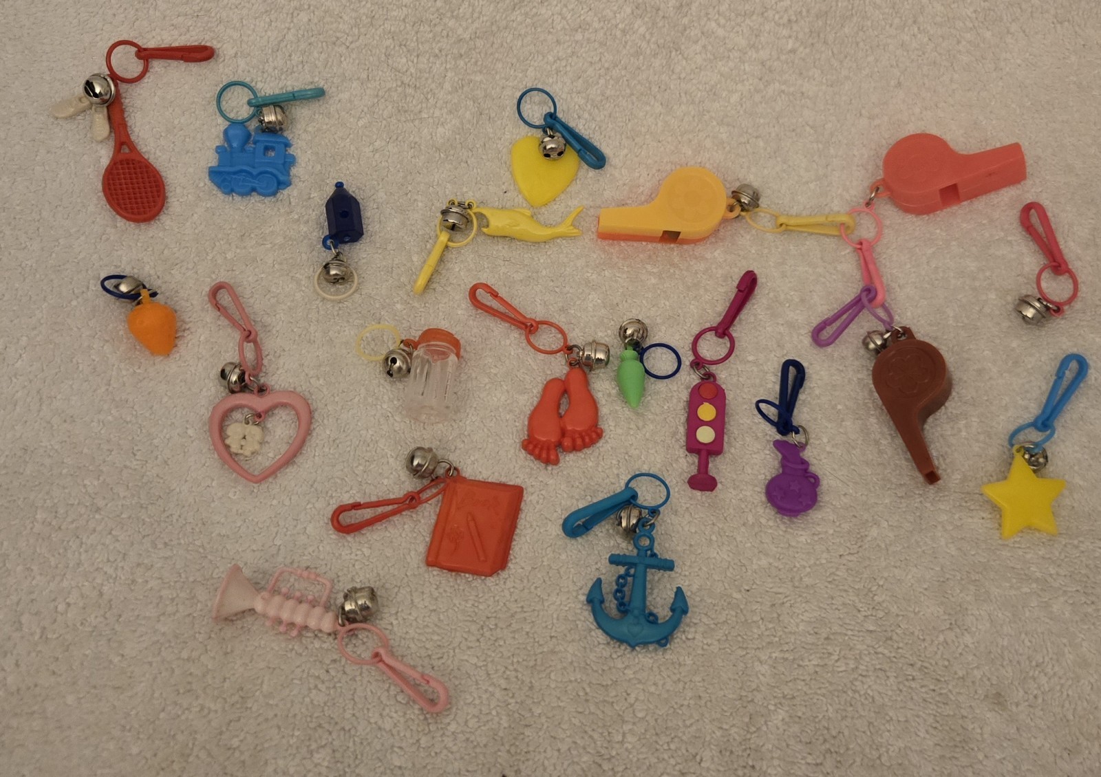 LOT OF 20 VINTAGE 1980'S BELL CLIP CHARM PLASTIC 80'S CHARMS
