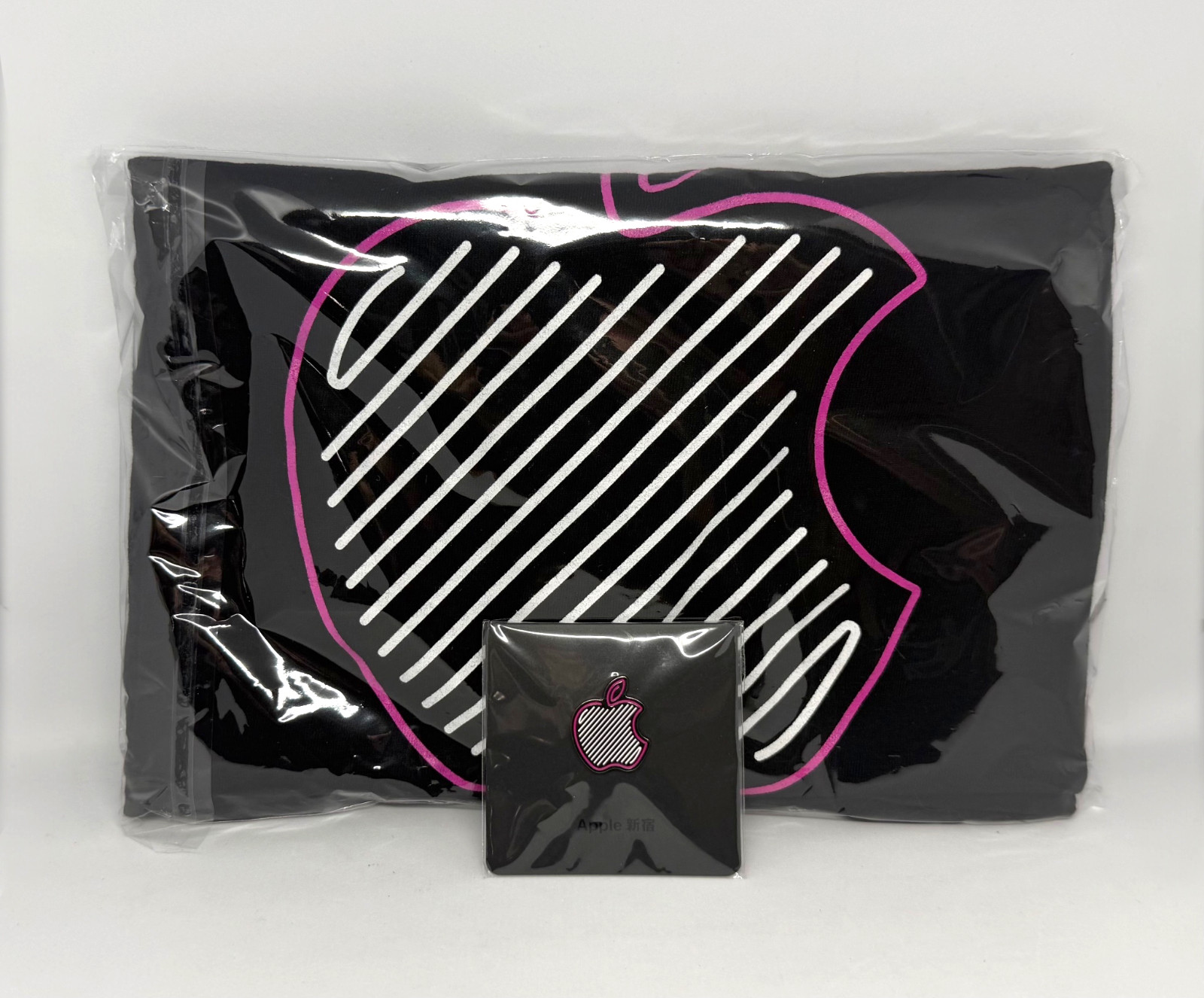 Apple Shinjuku Grand Opening Exclusive T-Shirt(M) + Pin Badge Set Japan