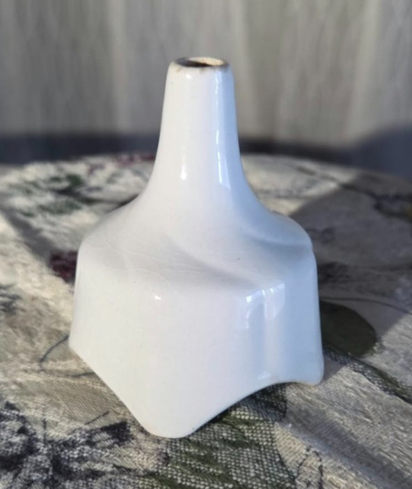 Vintage 1930s English Ceramic Pie Funnel – Classic Ribbed White Glaze Pie Vent