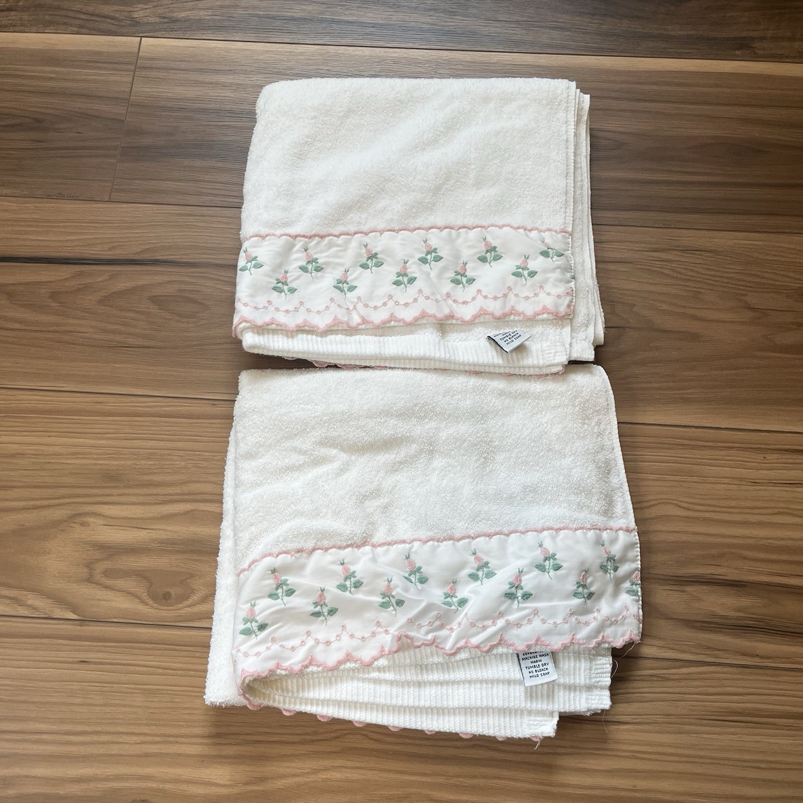 Vintage Saturday Knight Ltd White Pink Rosebuds Bath Towels Set Of 2