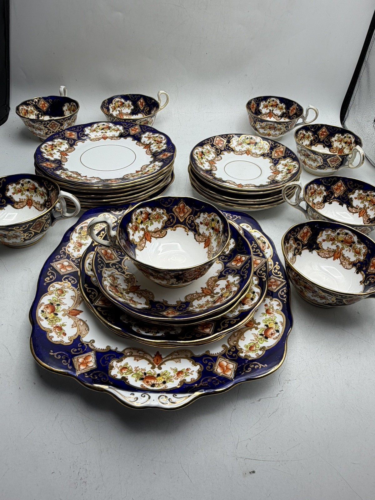 27 Pieces ROYAL ALBERT DERBY BONE CHINA HEIRLOOM AFTERNOON Cups And Plats Set