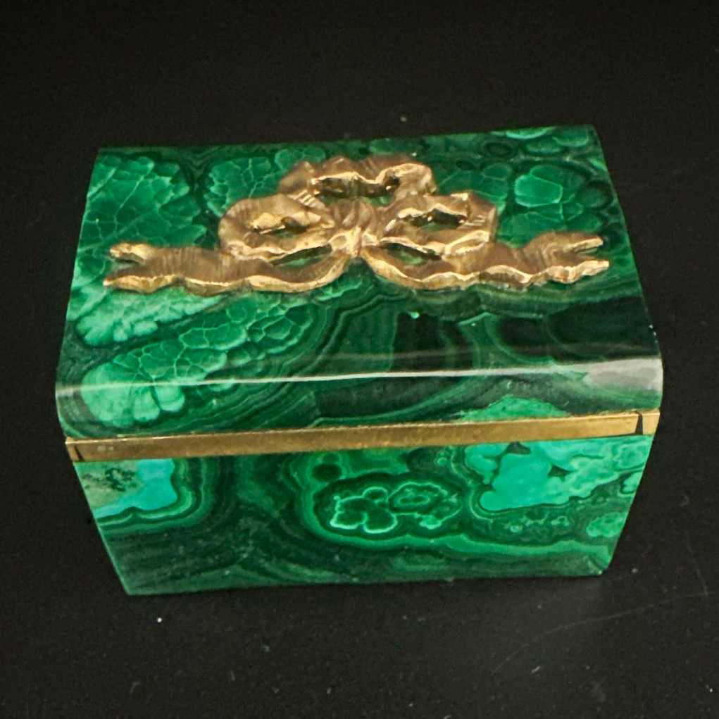 Vintage malachite brass lipped with metal bow lid