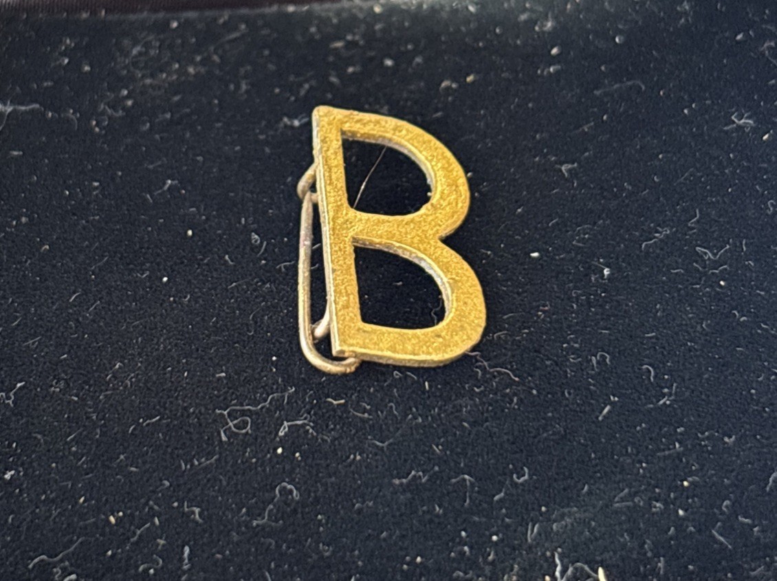 VTG 1970’sGold Tone Matte  INITIAL “B” Letter 1 Inch. Letter  Jacket PinOriginal