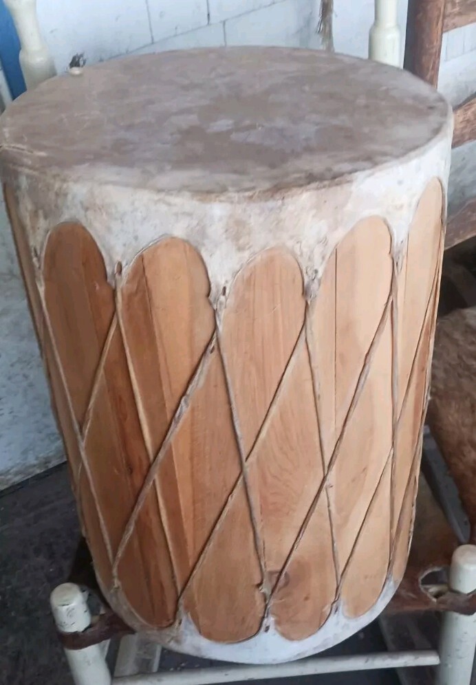 **AWESOME  VINTAGE  NATIVE AMERICAN  HANDMADE LARGE POW WOW TAOS DRUM  NICE