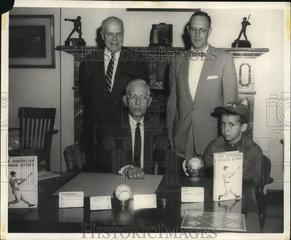 1963 Press Photo Robert Wilson welcomed by the executives at the Hall Of Fame
