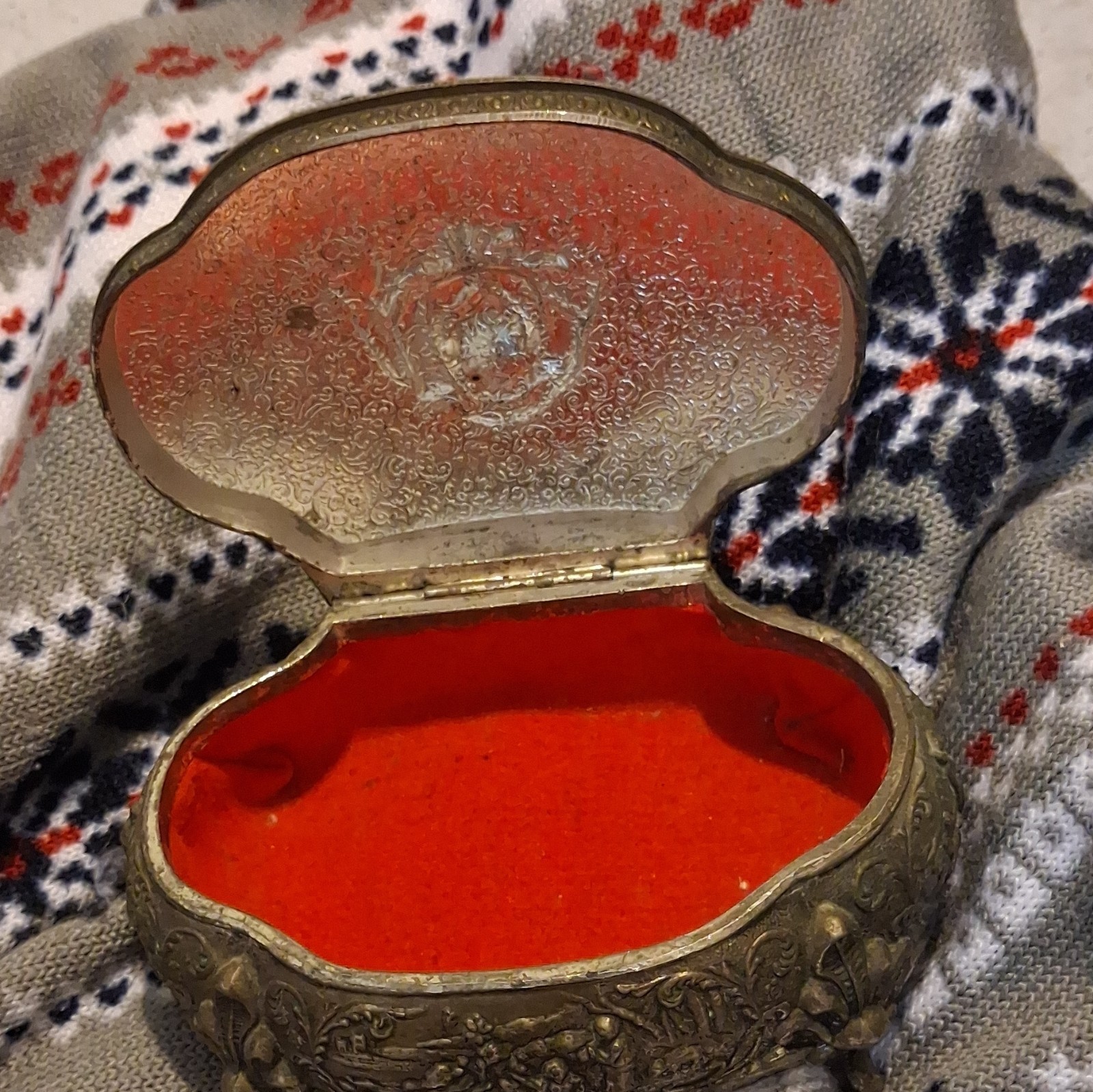 vintage footed metal jewelry Trinket box (jewelry  casket)