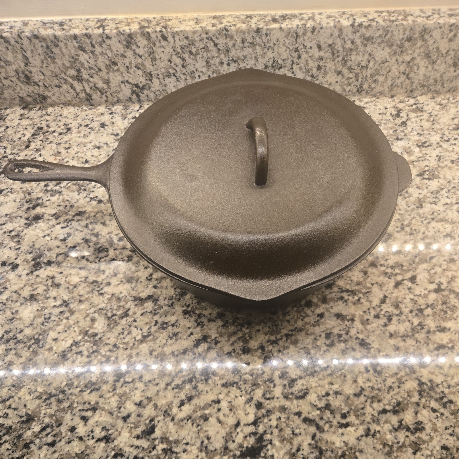 Early Lodge Three Notch #10 Cast Iron Skillet With Lid
