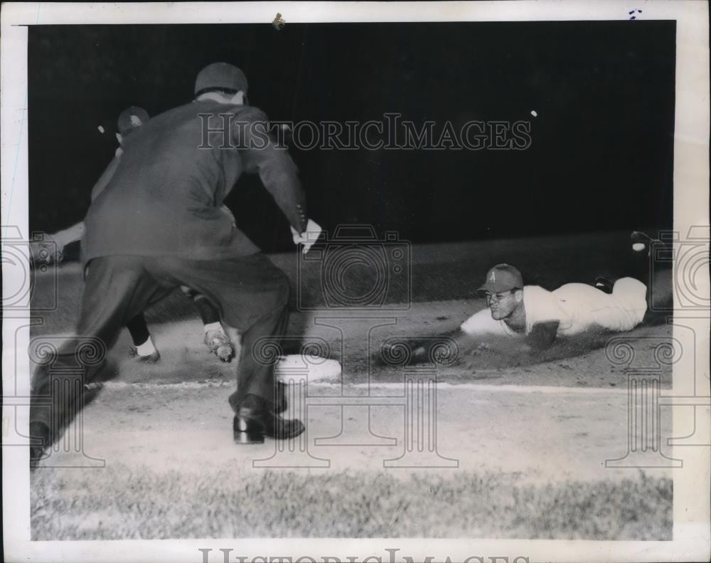 1947 Press Photo Athletics' Eddie Joost vs Detroit Tigers at Shibe Park, A's won
