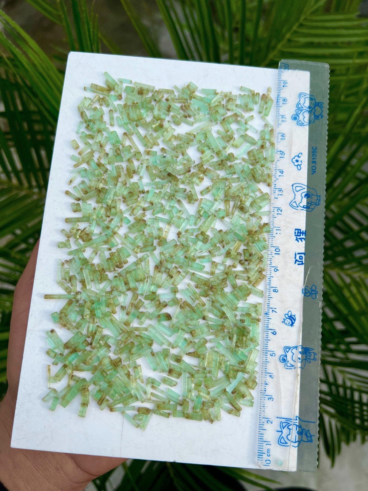100 Carat Natural Light Colour Emerald Crystals Having Good Lustre & Size 