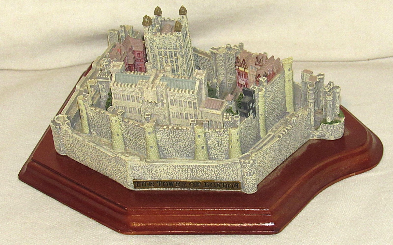 Castles of The World - The Tower Of London Miniature \'Forest Creek Gems\'