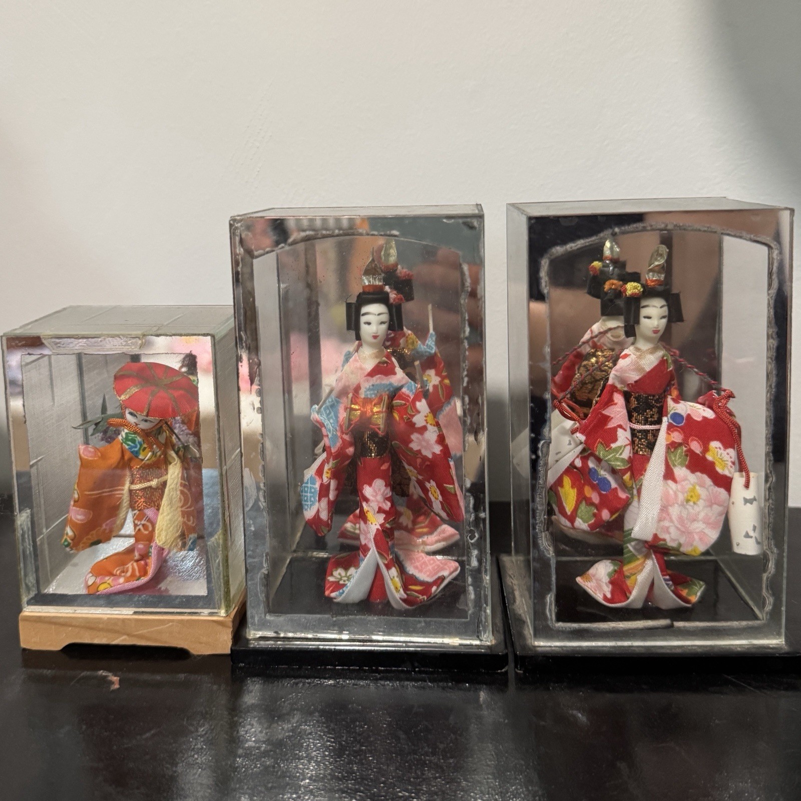 Vintage Otagiri OMC Japan Geisha Dolls Set of 3 Figural Display Case Mid-Century