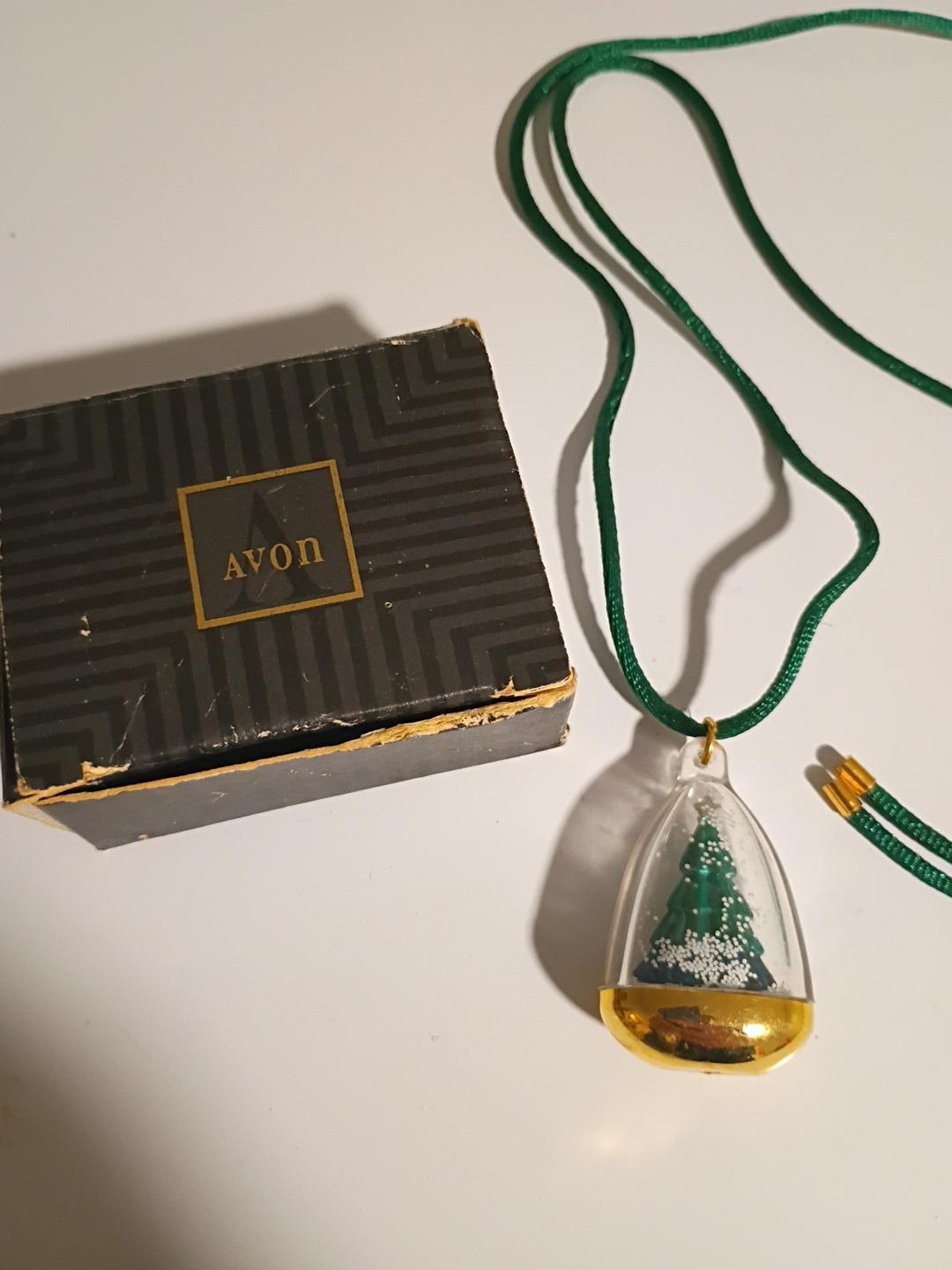 Vintage 1992 Avon Christmas Snow Globe Tree Pendant Necklace Green Cord Box