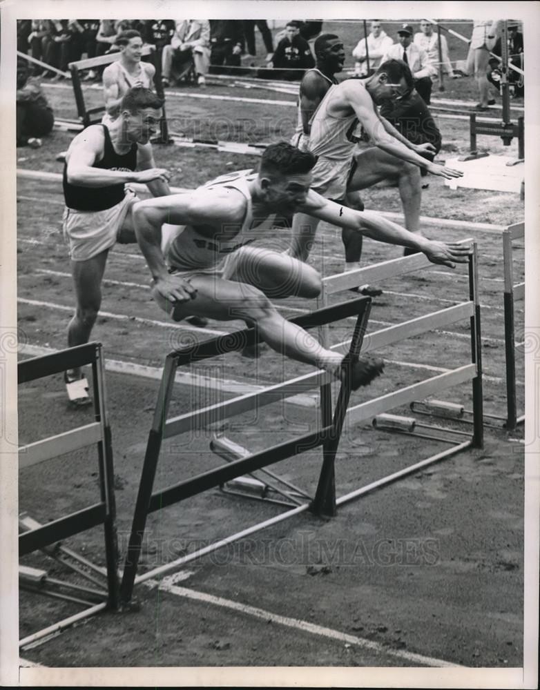 1951 Press Photo Larry Johnson of Army wins 100 Yard Hurdle race at Penn Relays