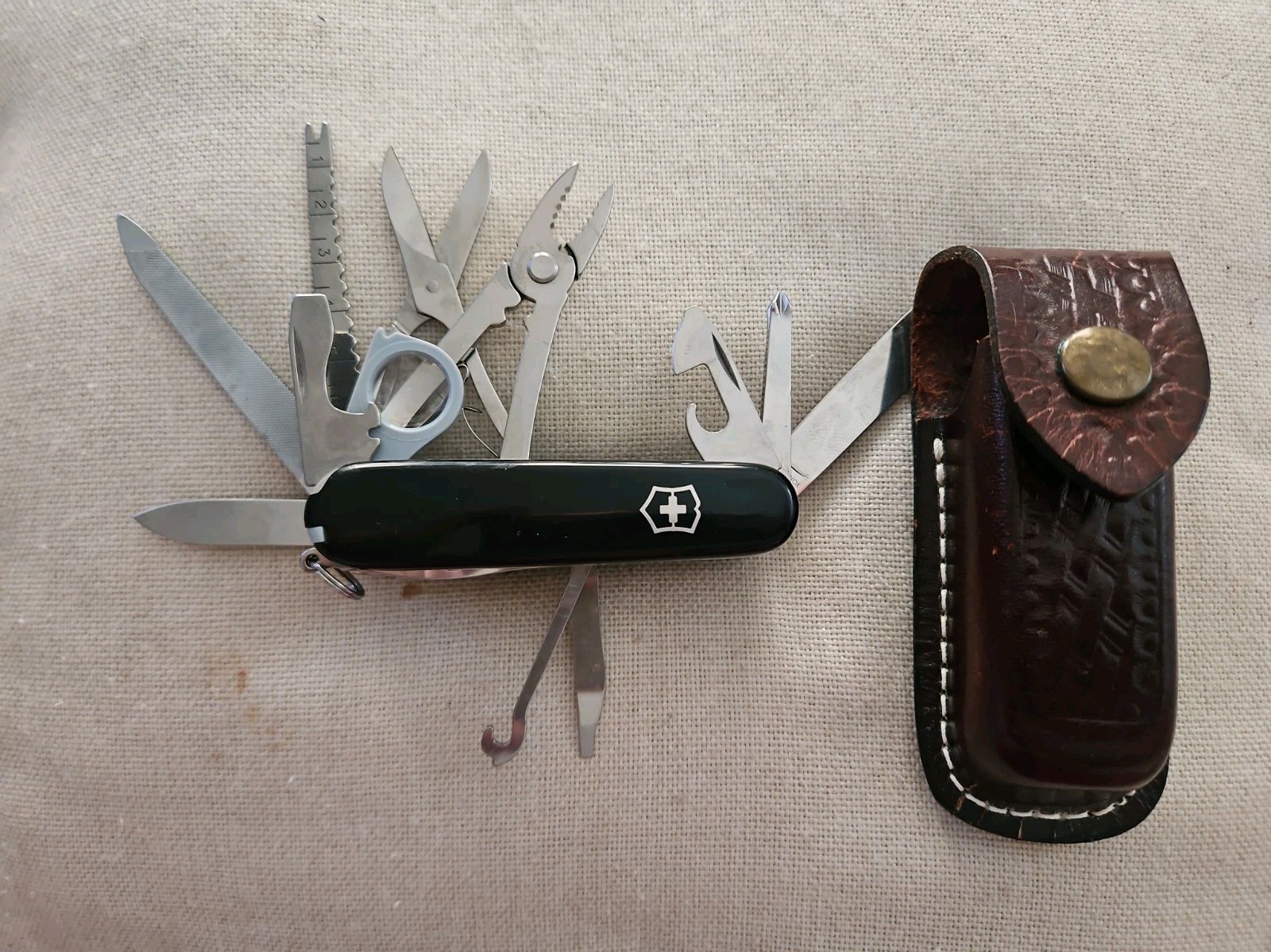 Vintage VICTORINOX  OFFICIER SUISSE ARMY ROSTFREI MULTI-TOOL W/Leather Case