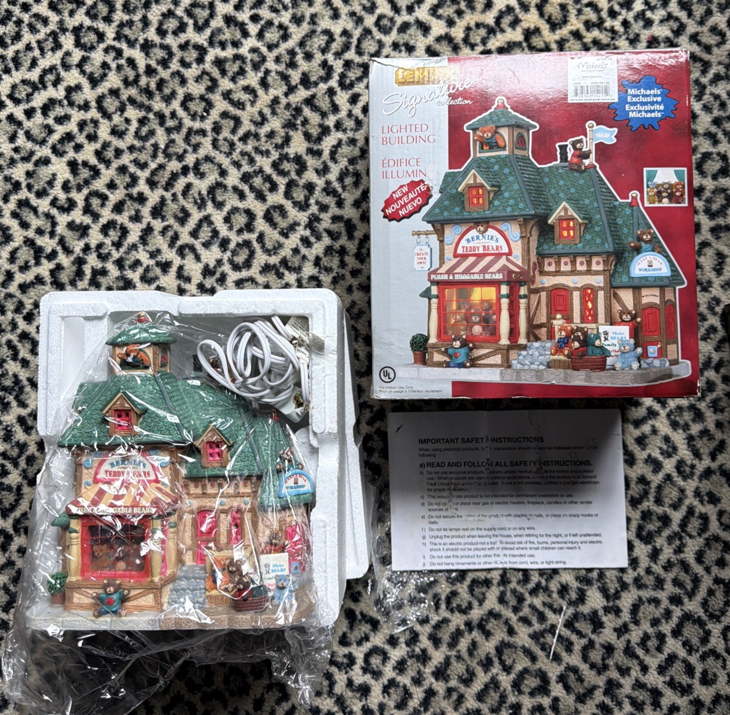 Lemax Christmas Building BERNIE\'S TEDDY BEARS #15215 New In Box 2011/12-