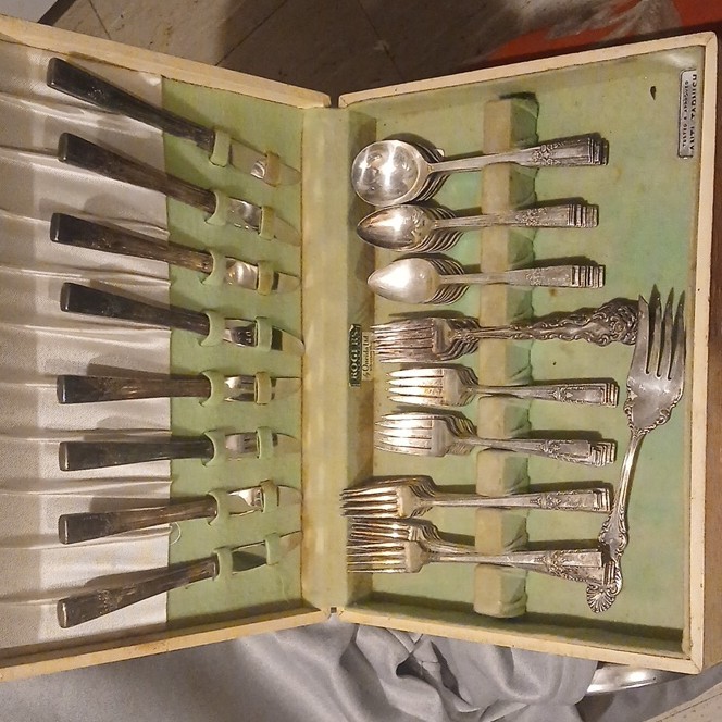 Rogers by Oneida Ltd. Silverplate Flatware Set Fork Knife Spoon w/ Case